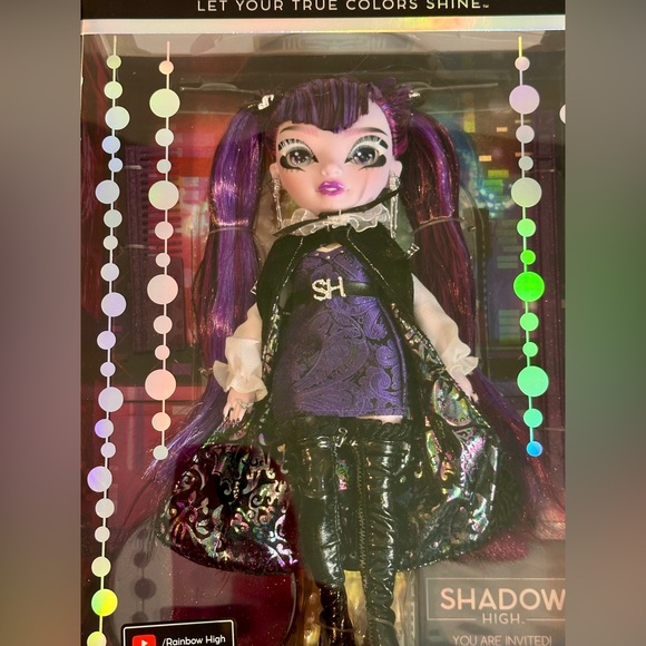 Demi Batisto Shadow High doll - Picture 4 of 7